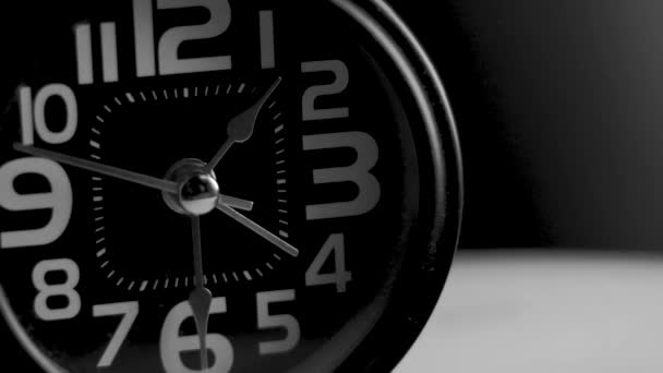 Nahaufnahme Eines Schwarzen Weckers Uhr Frühen Morgen Insomnia — Stockvideo