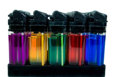 Pakette çok renkli plastik gaz çakmak grubu