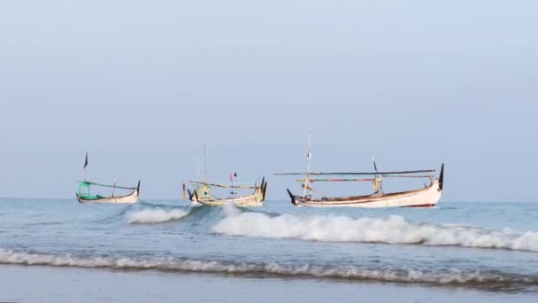 Barcos Pesca Balanceándose Orilla — Vídeo de stock