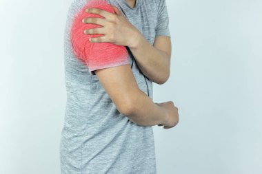 Beyaz arka plan üzerinde omuz ağrısı muzdarip adam