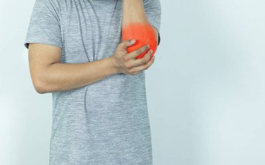 Beyaz arka plan üzerinde dirsek ağrısı muzdarip adam