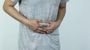 Şiddetli mide ağrısı çeken bir adam. Karnı ağrıyan, ishal ya da hazımsızlık çeken bir adamın eli..