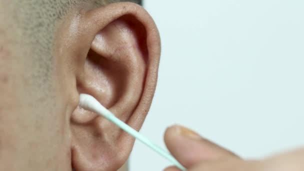 Man Cleaning Ears Cotton Bud — Stock Video