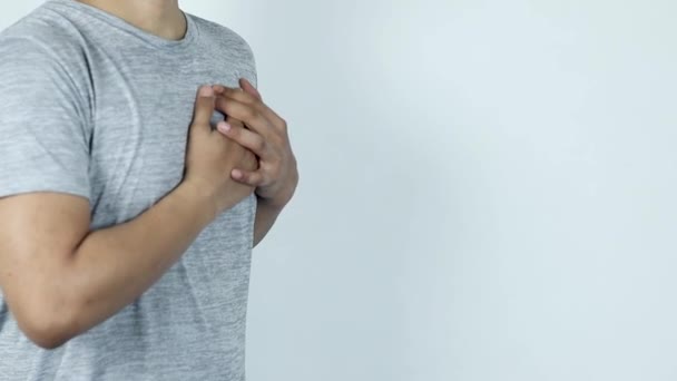 亚洲人用痛苦的表情压住胸部 严重的心痛 心脏病发作或疼痛抽筋 心脏病 — 图库视频影像
