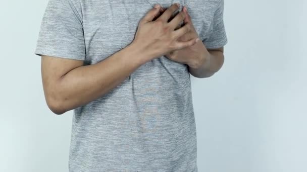Азиатский Мужчина Сжимает Грудь Болезненным Выражением Тяжелая Сердечная Боль Сердечный — стоковое видео