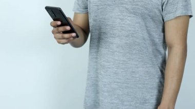 Asyalı adam beyaz arka planda akıllı telefondan mesaj gönderiyor