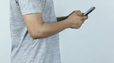 Asyalı adam beyaz arka planda akıllı telefondan mesaj gönderiyor