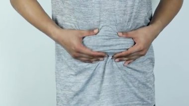 Koca göbeğe ya da göbeğe dokunan adam. Vücut parçalarının yakın plan görüntüsü