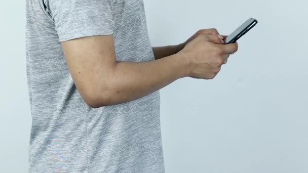 Asyalı Adam Beyaz Arka Planda Akıllı Telefondan Mesaj Gönderiyor — Stok video