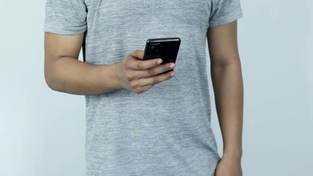 Asiate Verschickt Sms Auf Smartphone Auf Weißem Hintergrund — Stockvideo