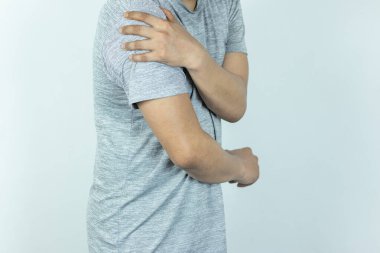 Beyaz arka plan üzerinde omuz ağrısı muzdarip adam