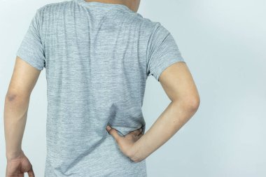 Beyaz arka planda belden acı çeken bir adam.