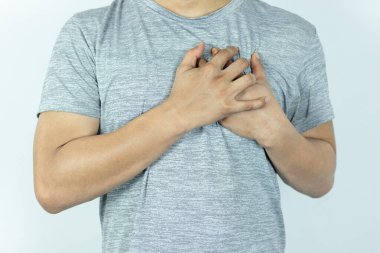 Acı dolu ifadesiyle göğsüne bastıran Asyalı bir adam. Şiddetli kalp ağrısı, kalp krizi ya da ağrılı kramplar, kalp hastalığı..