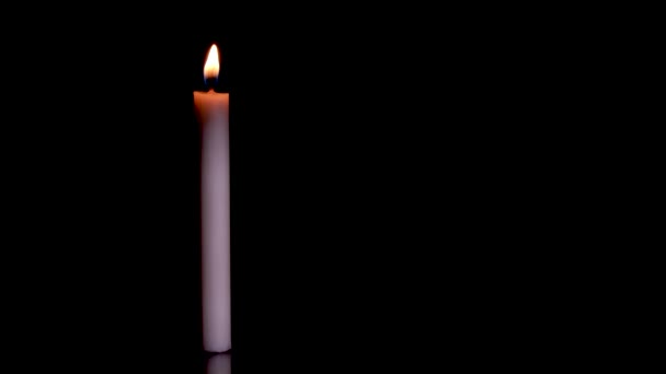 Karanlıkta Yanan Beyaz Mum Siyah Arkaplanda Yanan Mum — Stok video