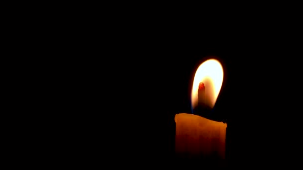 Καίγοντας Λευκό Κερί Στο Σκοτάδι Φλόγα Του Κεριού Μαύρο Φόντο — Αρχείο Βίντεο