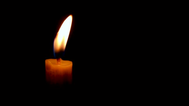 Горящая Белая Свеча Темном Фоне Пламя Свечи Черном Фоне — стоковое видео