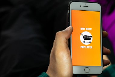 İnternetten alışveriş konsepti. Adamın elinde BNPL ile akıllı bir telefon vardı. Şimdi daha sonra ekranda online alışveriş hizmeti öde..