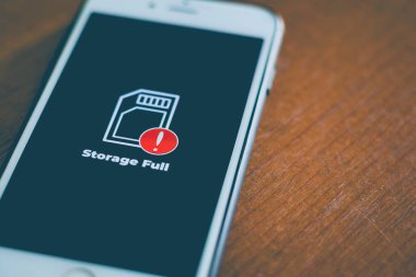 Ekranda tam simgesi olan akıllı telefon. İletişim, hücresel sorun kavramı.