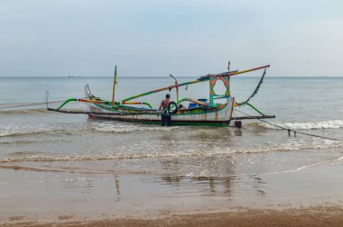 Asyalı balıkçılar Sumenep, Madura adası, Endonezya kıyılarında yüzen geleneksel balıkçı teknelerinde çalışmaya hazırlanıyorlar..