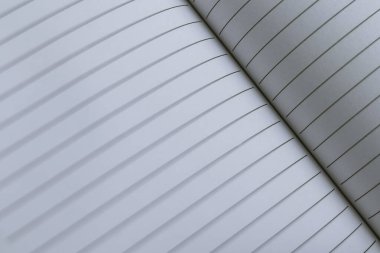 Siyah çizgileri olan beyaz kağıt levha