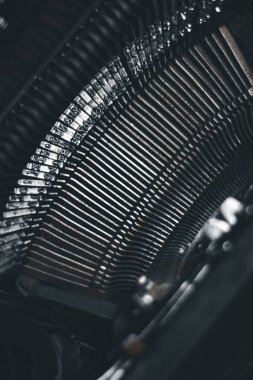 Klasik daktilo harflerini ve sembollerini kapatın. Antika Daktilo