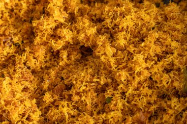 Serundeng ya da saur, baharatlı Endonezya hindistan cevizi gevreği rendelenmiş hindistan cevizi sotelenmiş soğan, biber, sarımsak, kişniş, zerdeçal, şeker, tamarind, defne yaprağı, kaffir limonu ve galangal gibi baharatlarla yapılır..