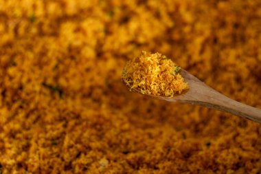 Serundeng ya da saur, baharatlı Endonezya hindistan cevizi gevreği rendelenmiş hindistan cevizi sotelenmiş soğan, biber, sarımsak, kişniş, zerdeçal, şeker, tamarind, defne yaprağı, kaffir limonu ve galangal gibi baharatlarla yapılır..