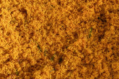 Serundeng ya da saur, baharatlı Endonezya hindistan cevizi gevreği rendelenmiş hindistan cevizi sotelenmiş soğan, biber, sarımsak, kişniş, zerdeçal, şeker, tamarind, defne yaprağı, kaffir limonu ve galangal gibi baharatlarla yapılır..