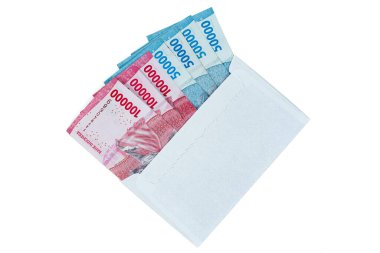 Endonezya rupiası parası. Beyaz zarf IDR 100.000 ve IDR 50.000 nakit içeriyor.