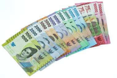 Endonezya parası. Beyaz arkaplanda izole edilmiş Rupiah veya IDR banknotları yığını