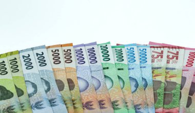 Endonezya parası. Beyaz arkaplanda izole edilmiş Rupiah veya IDR banknotları yığını