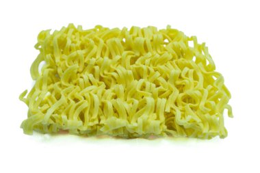 Beyaz arka planda izole edilmiş kuru erişteler. Ramen eriştesi.