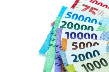 Endonezya parası. Beyaz arkaplanda izole edilmiş Rupiah veya IDR banknotları yığını
