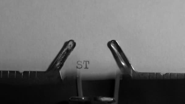 黑色白色背景老式打字机上的Stop War字体 — 图库视频影像