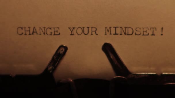 Förändra Ditt Sinne Skrev Ord Vintage Skrivmaskin Närbild Antik Skrivmaskin — Stockvideo