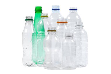 Beyaz arkaplanda izole edilmiş plastik şişe koleksiyonu