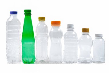 Beyaz arkaplanda izole edilmiş plastik şişe koleksiyonu