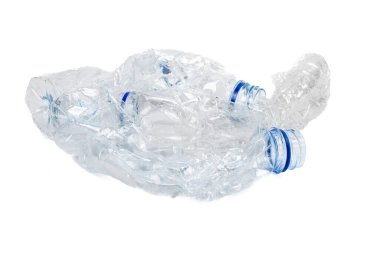 Beyaz arka planda izole edilmiş ezilmiş plastik şişe yığını.