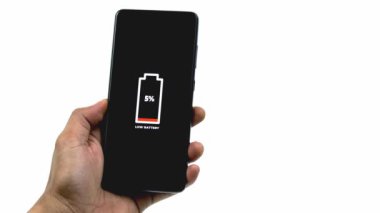 Hücresel Sorunlar ve Enerji Konseptleri. Beyaz arka planda izole edilmiş ekranda düşük pil simgesi olan akıllı telefonu tutan adam. Tüm ekran grafikleri uydurma.