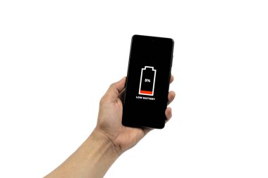 Hücresel Sorunlar ve Enerji Konseptleri. Beyaz arka planda izole edilmiş ekranda düşük pil simgesi olan akıllı telefonu tutan adam. Tüm ekran grafikleri uydurma.