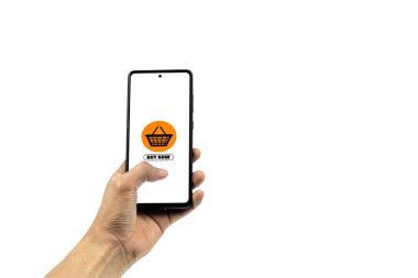 Çevrimiçi alışveriş kavramları. Beyaz arka planda izole edilmiş online alışveriş için akıllı telefon kullanan bir adam. Tüm ekran grafikleri uydurma.