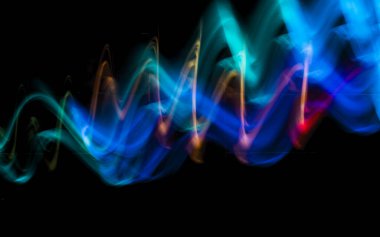 Soyut renkli düzensiz satır arkaplanı. Uzun pozlama. Hafif resim fotoğrafçılığı.