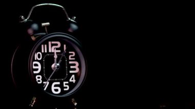 Koyu arkaplanda siyah alarm saati