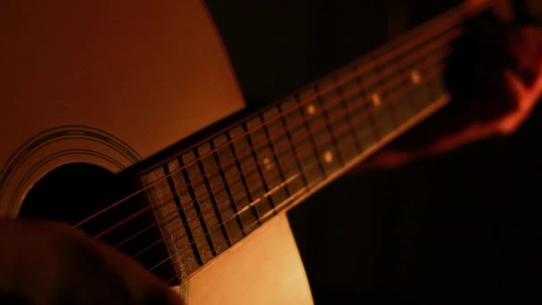 Die Hände Des Mannes Spielen Akustikgitarre Musikalischer Hintergrund — Stockvideo