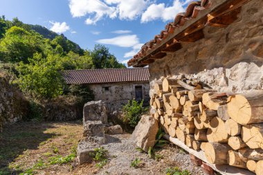 Kuzey İspanya dağlarında geleneksel bir evin yanında odun yığını.