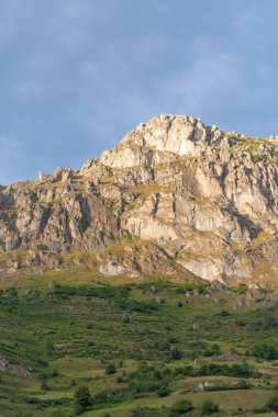 Kuzey İspanya 'daki dağlar Pola Somiedo Asturias' ta güneşli bir yaz günbatımı sırasında