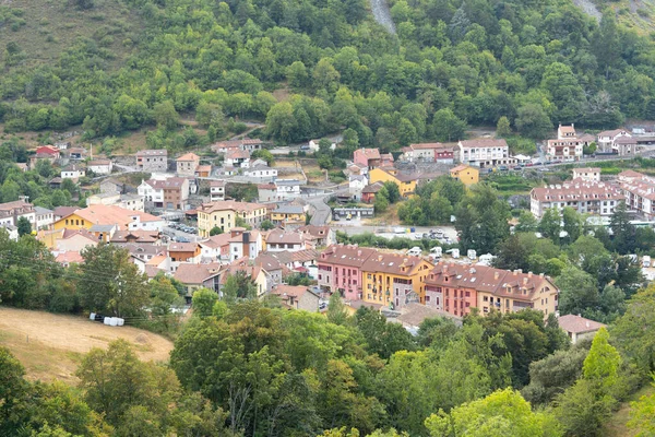 Dorp Genesteld Het Bos Van Bomen Berg Pola Somiedo Asturias — Stockfoto