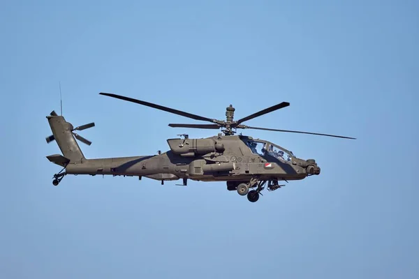 AH 64 Apache - Askeri helikopter gösteri uçuşunu gerçekleştiriyor.