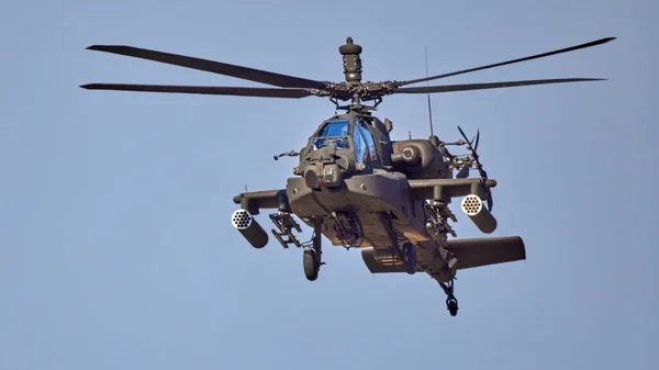 AH 64 Apache - Askeri helikopter gösteri uçuşunu gerçekleştiriyor