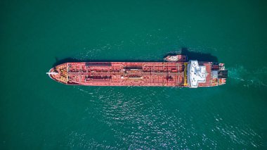 Denizde rafineriden havadan görünen petrol gemisi tankeri petrolü. Havadan görünüşlü. Rafineri Endüstrisi kargo gemisi ithalat ihracatında.